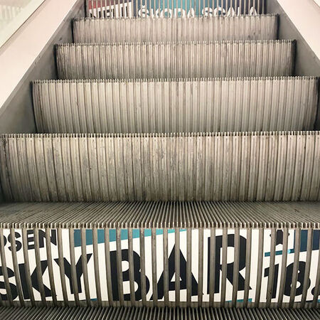 Folierung – Rolltreppe. Produziert von der Werbemanufaktur Regensburg aus Bayern.