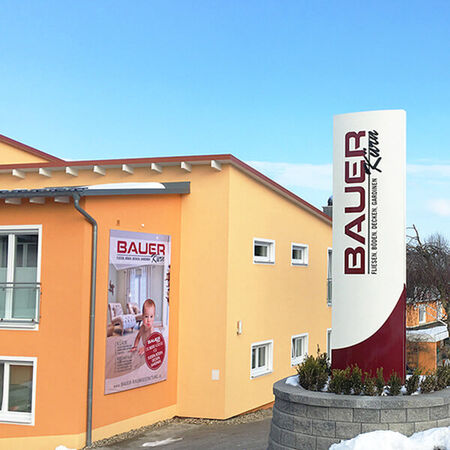 Außenwerbung: Fahnen-Masten. Produziert von der Werbemanufaktur Regensburg aus Bayern.